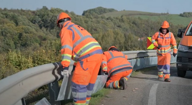 Új helyszíneken telepítenek motorosbarát szalagkorlátokat